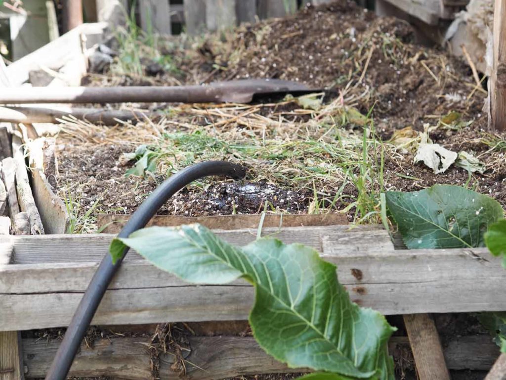 un composteur dans mon jardin