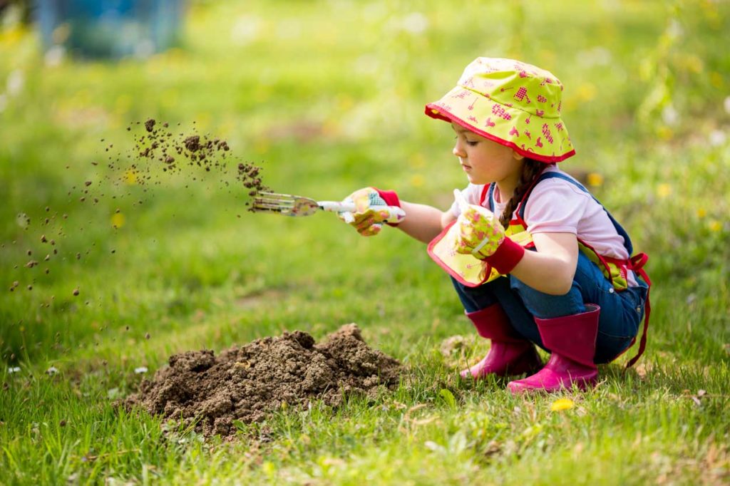 une petite fille qui créée son potager