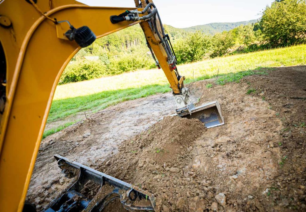 travaux du jardin avec mini pelle