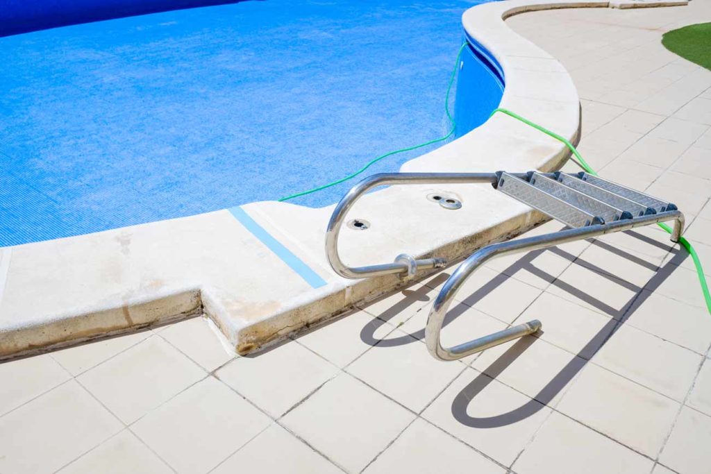canicule et eau de la piscine trouble : traitement
