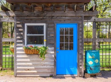 le montage d'un abri de jardin en bois