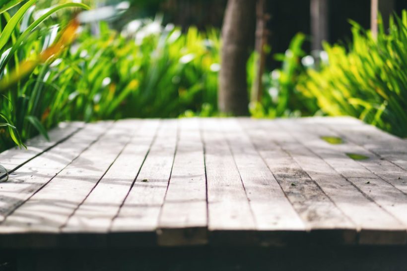 comment nettoyer sa terrasse en bois facilement ?
