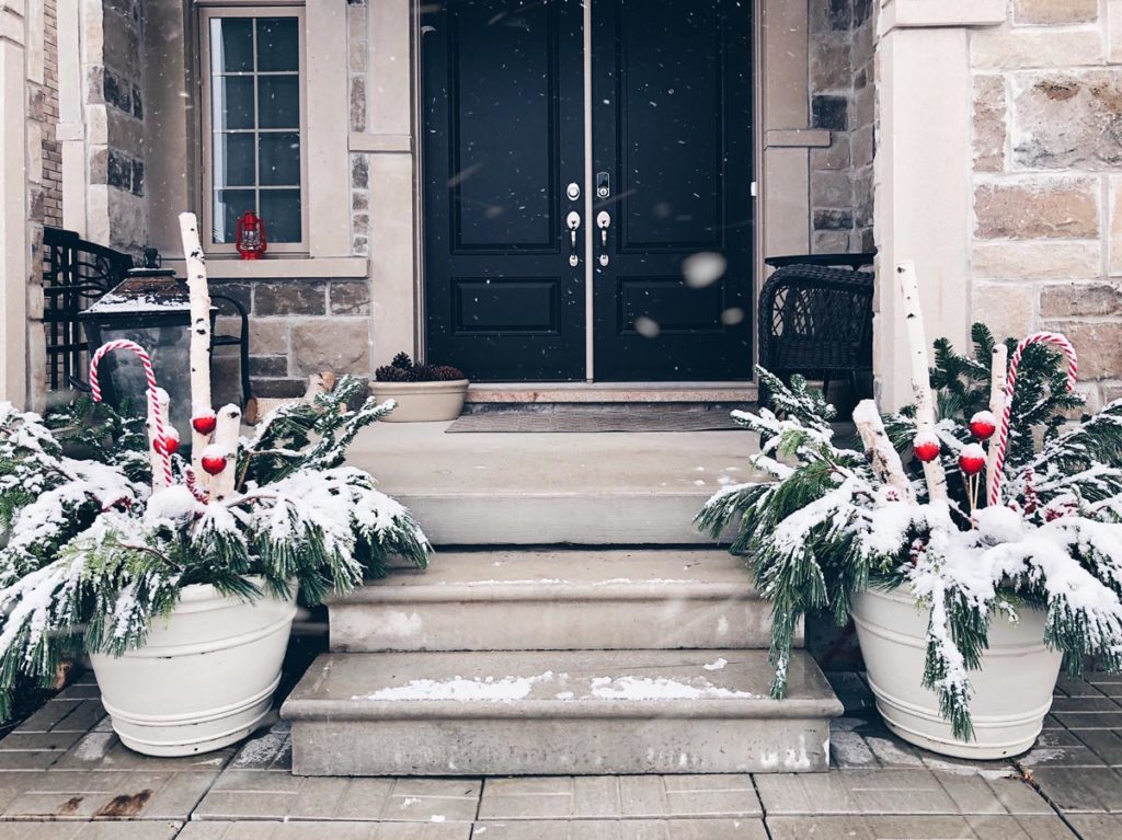 décorer le porche d'entrée d'une maison pour Noël