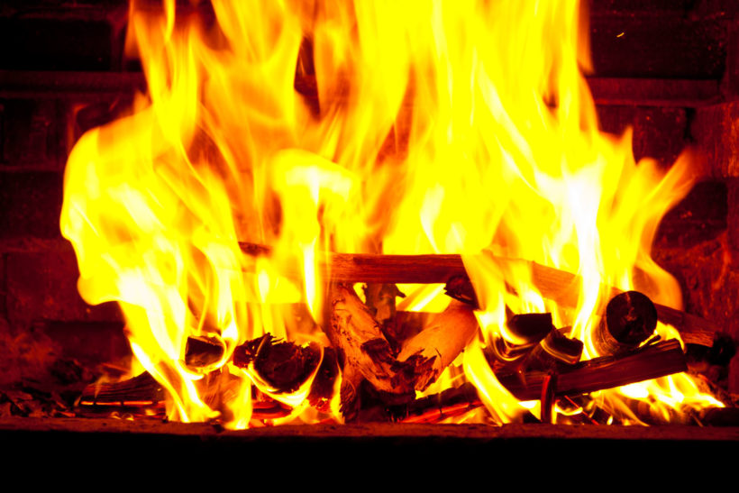 Comment allumer un feu d'insert rapidement et facilement ?