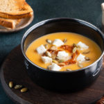 une soupe à la crème de carottes avec de délicieux croutons maison