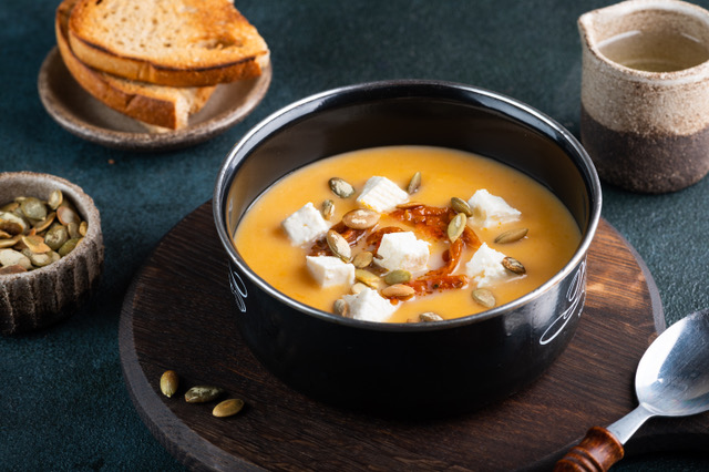 une soupe à la crème de carottes avec de délicieux croutons maison