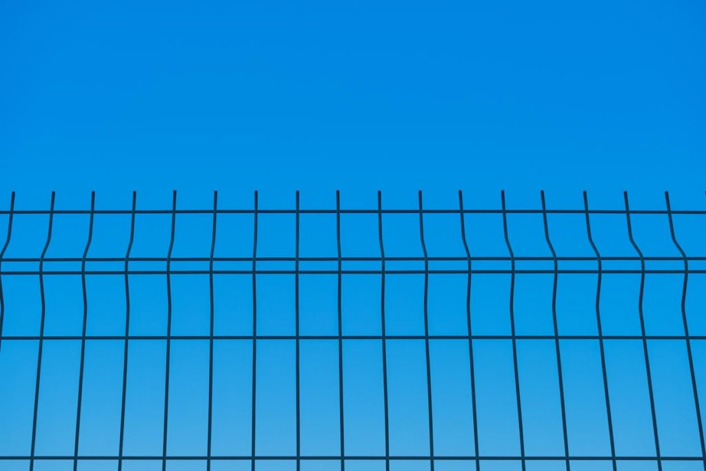 Grillage rigide : comment poser facilement votre future clôture