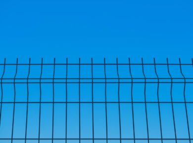 Grillage rigide : comment poser facilement votre future clôture