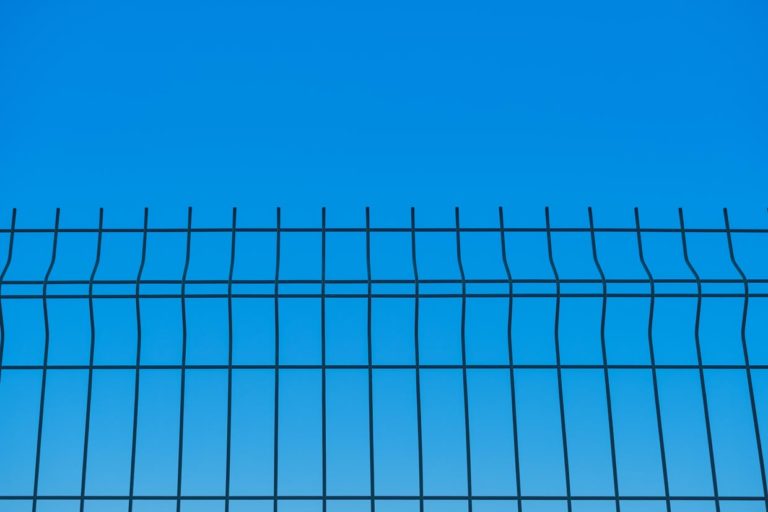 Grillage rigide : comment poser facilement votre future clôture