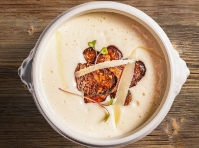 Crème d'ail rôti à la crème fraîche et chips de bacon croustillant