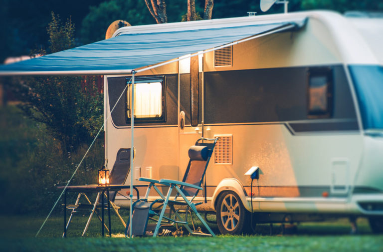 Mettre une caravane sur votre terrain, que dit la loi ? Quelle caravane acheter pour quelle utilité ?