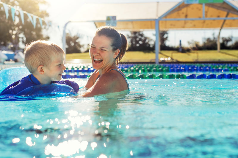 profiter d'une eau chaude avec une pompe à chaleur pour piscine