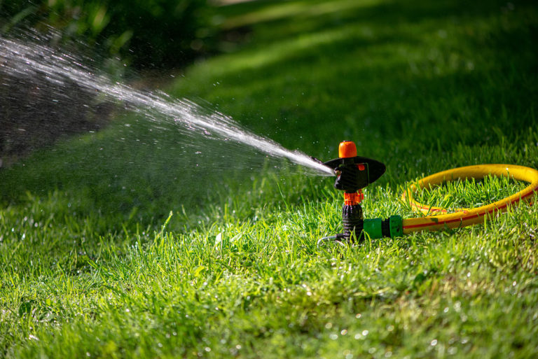 Installer un programmateur d'arrosage connecté pour le jardin