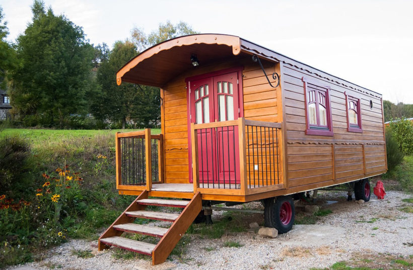 Installer une roulotte dans votre jardin, tendance et pratique pour créer un studio ou une chambre supplémentaire.