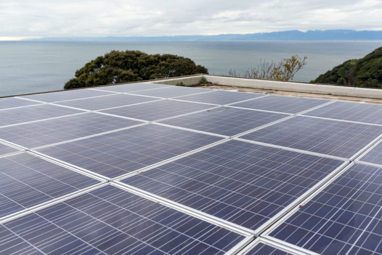 Installer des panneaux solaires sur une pergola