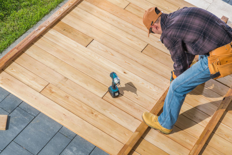 les soldes chez brico depot pour créer une terrasse en bois