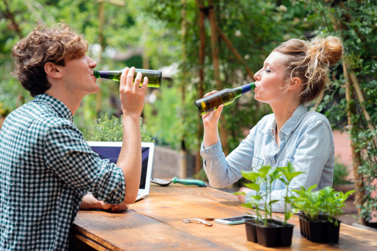 Les bienfaits cachés et les utilisations surprenantes de la bière au jardin