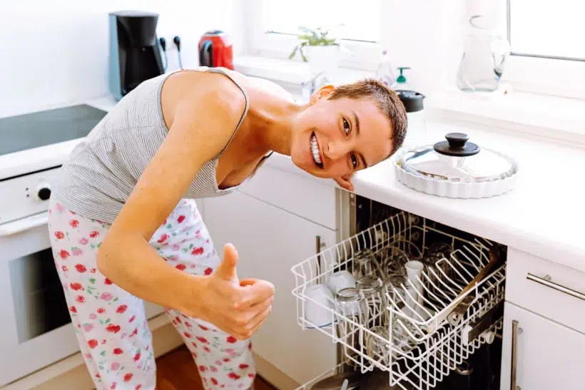 Lave-vaisselle : 5 astuces infaillibles pour le nettoyer et le détartrer