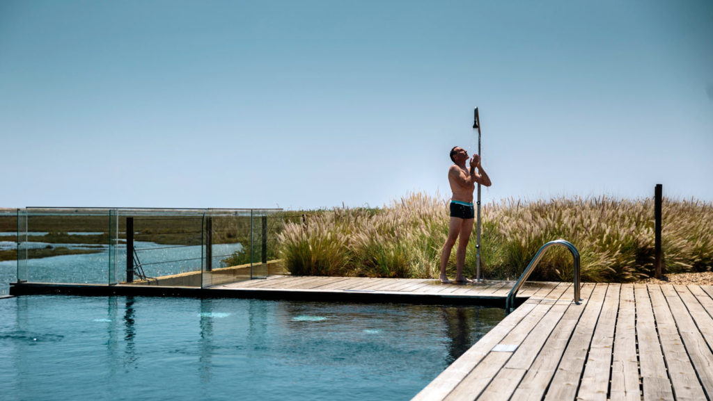 Installer une douche d'extérieure près de votre piscine