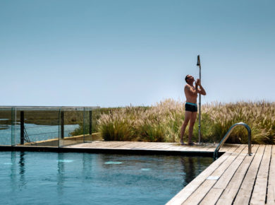 Installer une douche d'extérieure près de votre piscine