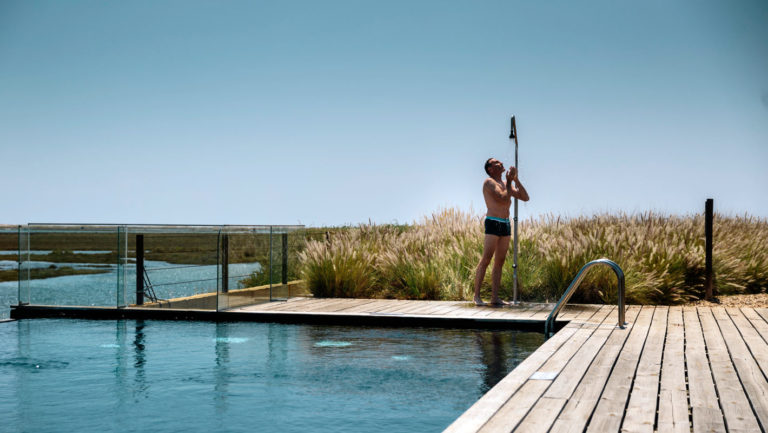 Installer une douche d'extérieure près de votre piscine