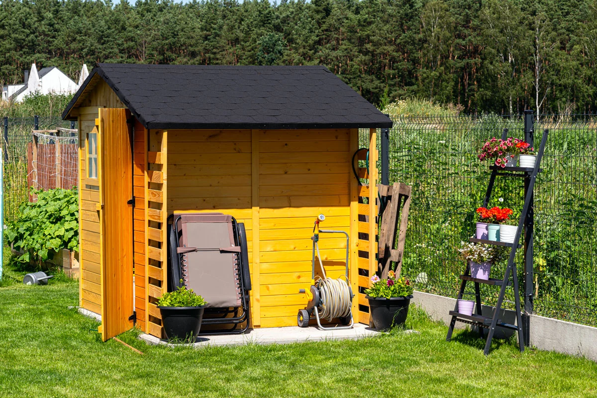 Abri de jardin : bois ou métal ? Voici comment faire votre choix