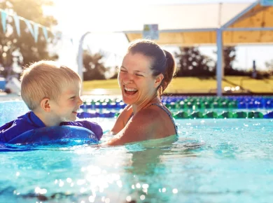 Canicule et piscine : comment garder une eau saine et rafraîchissante en 5 étapes faciles ?