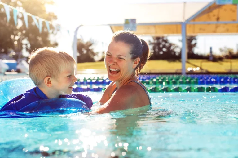 Canicule et piscine : comment garder une eau saine et rafraîchissante en 5 étapes faciles ?