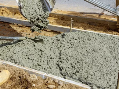 Une dalle de béton sans bétonnière : découvrez la technique du "dry pour concrete"