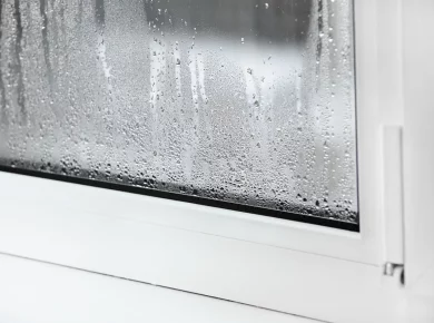 Condensation sur vos fenêtres intérieures : les solutions efficaces pour y remédier
