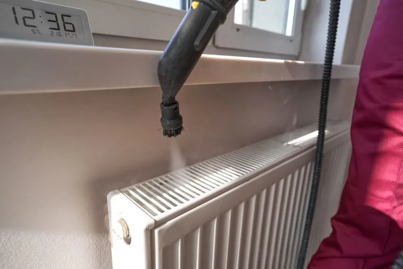 Ne ratez pas ces gestes essentiels pour réussir l'entretien de vos radiateurs avant l'hiver