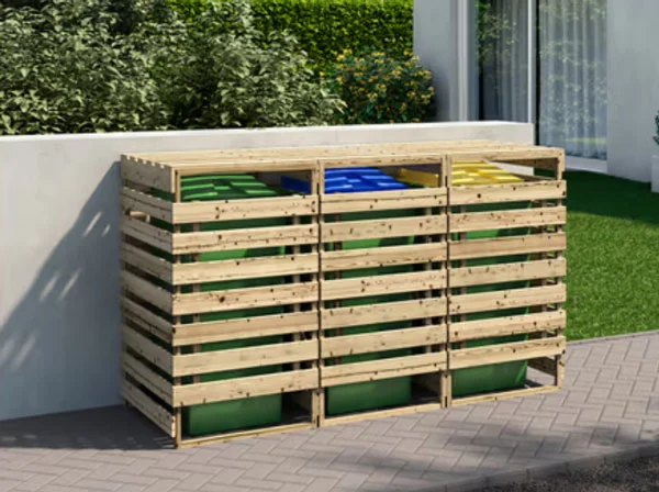 Un cache poubelles triples en bois parfait pour votre jardin