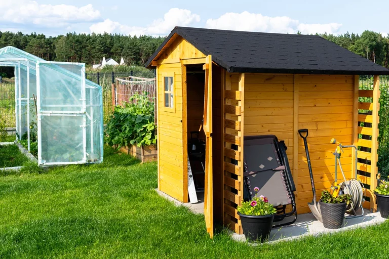 Les secrets pour réussir l'entretien de votre abri de jardin en hiver