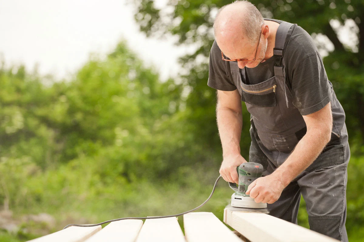 Ponceuse pour une terrasse en bois : choisir la mieux adaptée