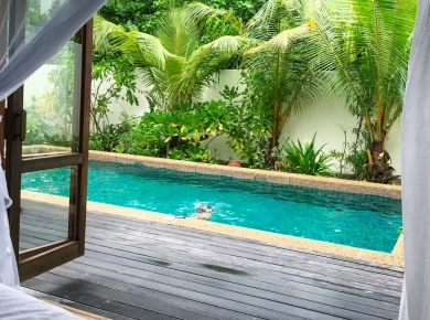 Comment réussir la pose d'une terrasse en bois autour de la coque d'une piscine ?
