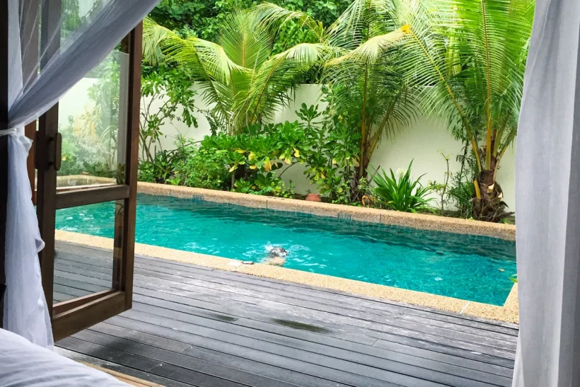 Comment réussir la pose d'une terrasse en bois autour de la coque d'une piscine ?