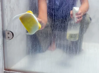 Comment enlever la moisissure sur la paroi de douche ?