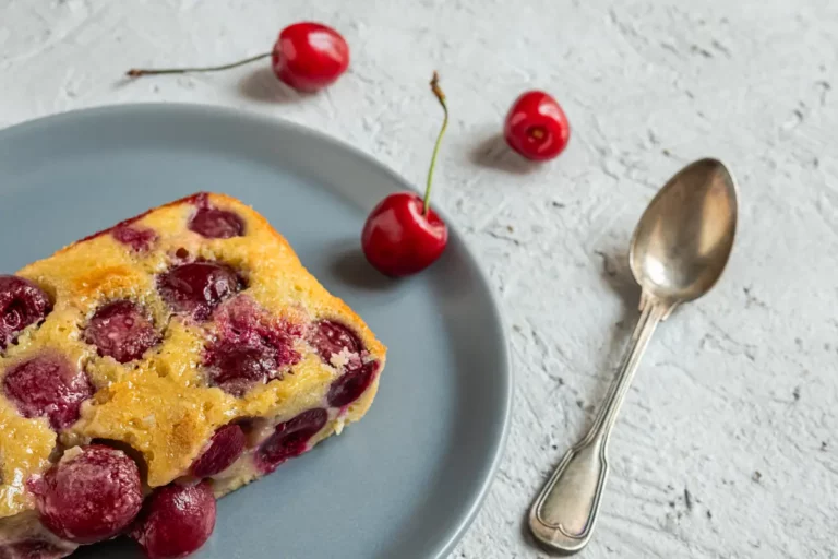 Recette du gâteau renversé aux cerises, idéale pour cuisiner avec les enfants