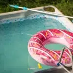 Piscine hors sol du jardin : n'oubliez pas le robot de piscine pour son entretien