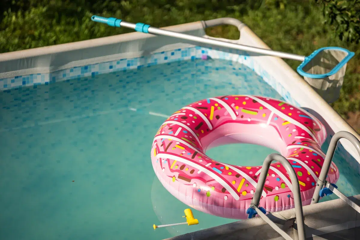 Piscine hors sol du jardin : n'oubliez pas le robot de piscine pour son entretien