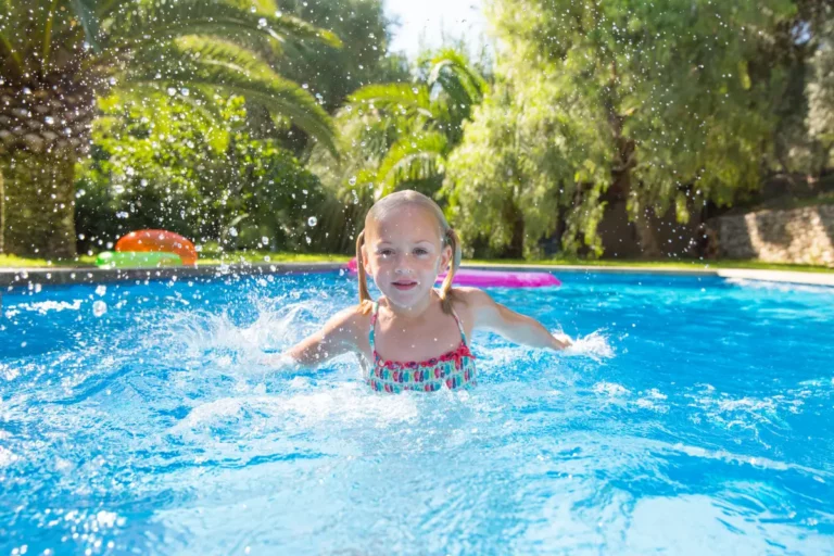Piscine et canicule : nos astuces faciles pour préserver une eau cristalline
