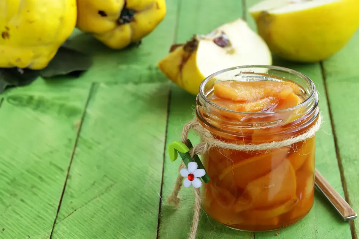 Confiture d'automne aux 3 fruits : raisins, coings et pommes