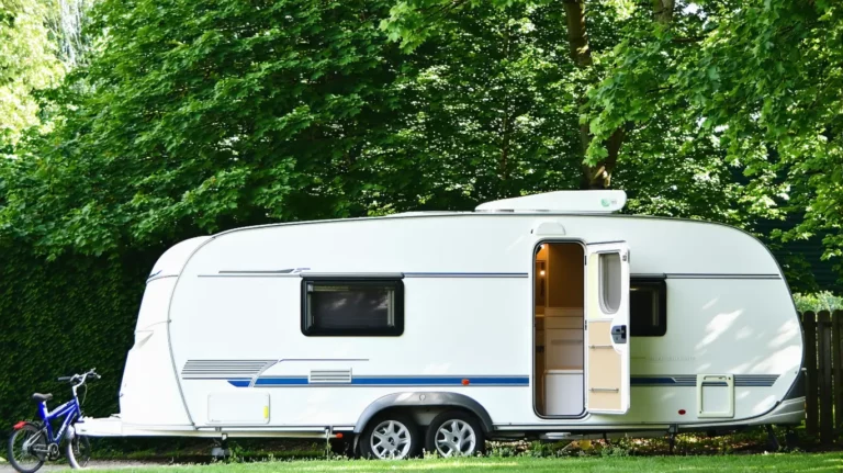 Amende pour le stationnement de la caravane dans le jardin : est-ce vrai en France ?