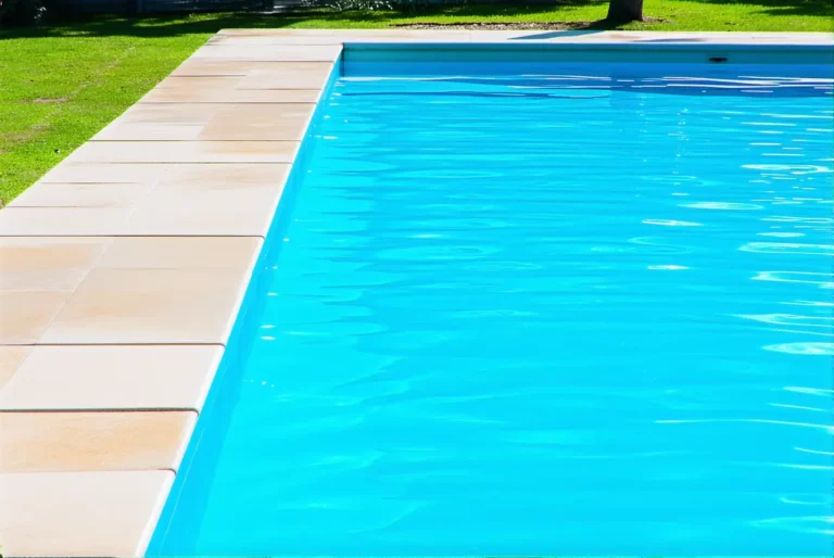L’astuce simple qui réduit de 50 % l’évaporation de votre piscine cet été