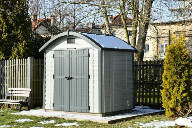 Esthétique hivernale : intégrer votre abri dans le paysage de votre jardin